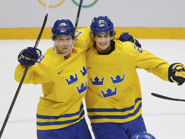 Nicklas Bäckström (vľavo) so spoluhráčom Louisom Erikssonom.
