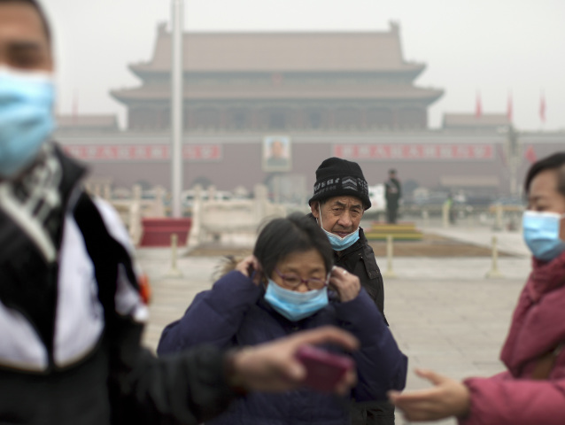 Čína, smog, Peking, znečistenie, rúška, masky, ľudia