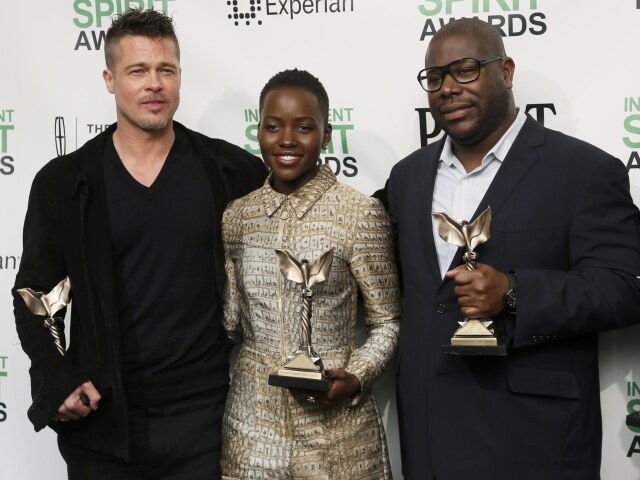 Brad Pitt (vľavo), herečka Lupita Nyong'o a režisér Steve McQueen pózujú 
