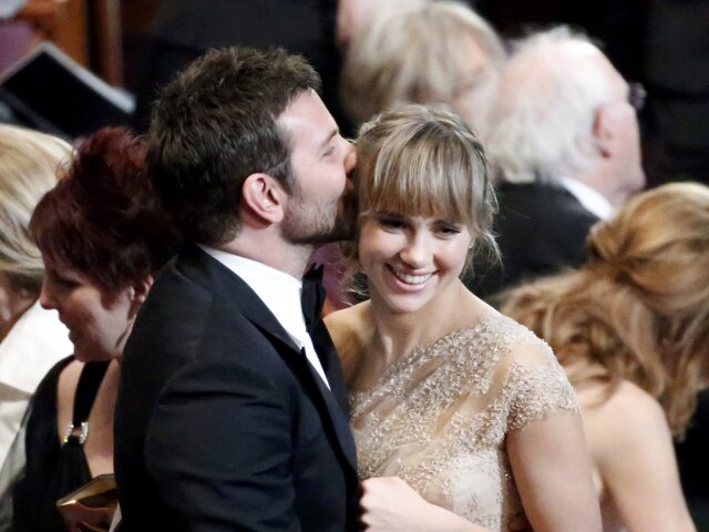 Herec Bradley Cooper so svojou priateľkou Suki Waterhouse.