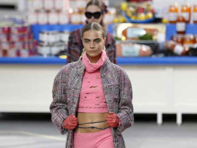 Modelka predvádza kreáciu Chanel - jeseň-zima 2014 v Paríži.