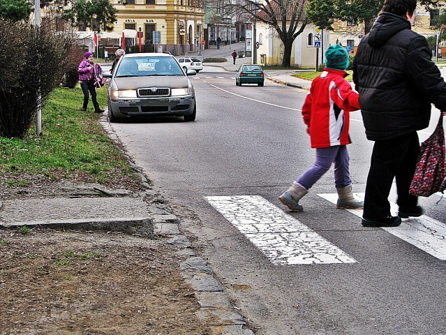 škola nové mesto nad váhom, žiak, priechod pre chodcov, škola