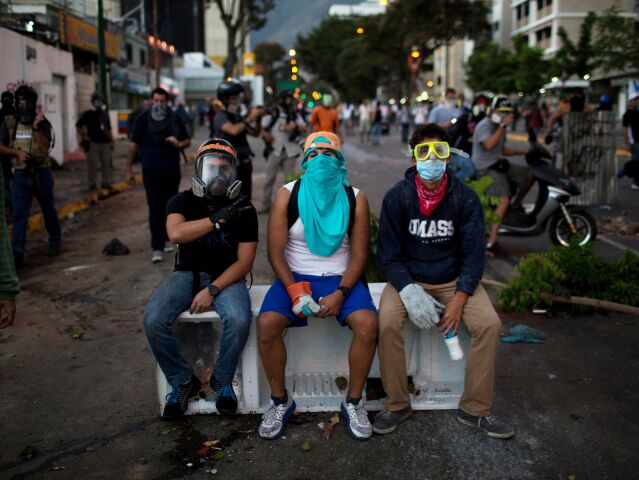 Venezuela, demonštranti, barikády, maskovaní protestujúci