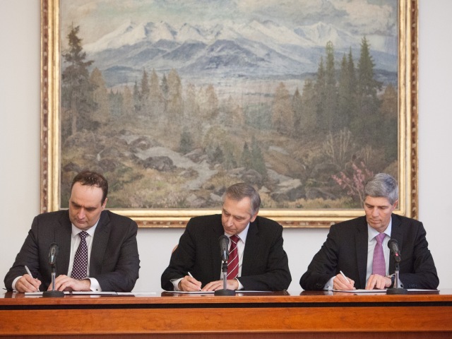 Podpis Memoranda za ucasti predsedov stran Ludovej platformy Jana Figela (KDH), Belu Bugara (Most-Hid) a Pavla Fresa (SDKU-DS)