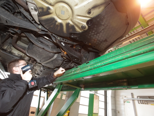 stk, emisna kontrola, servis, auto, nádrž, mechanik,