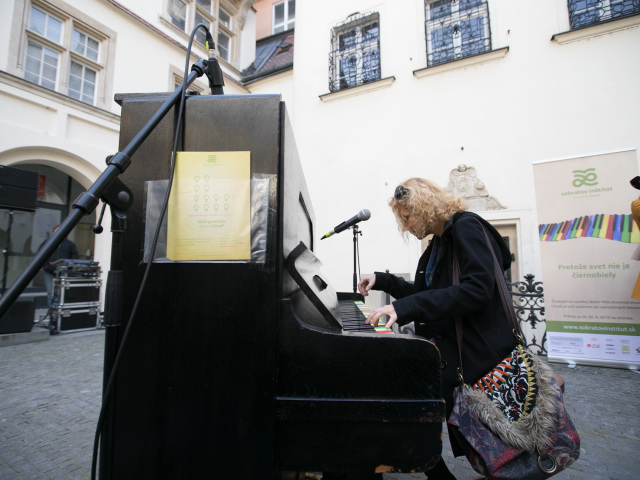 verejný klavír, bratislava, radnica, klaviristka