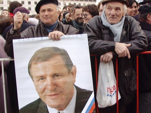 demonštranti, Vladimír Mečiar, plagát, Prezidentský palác