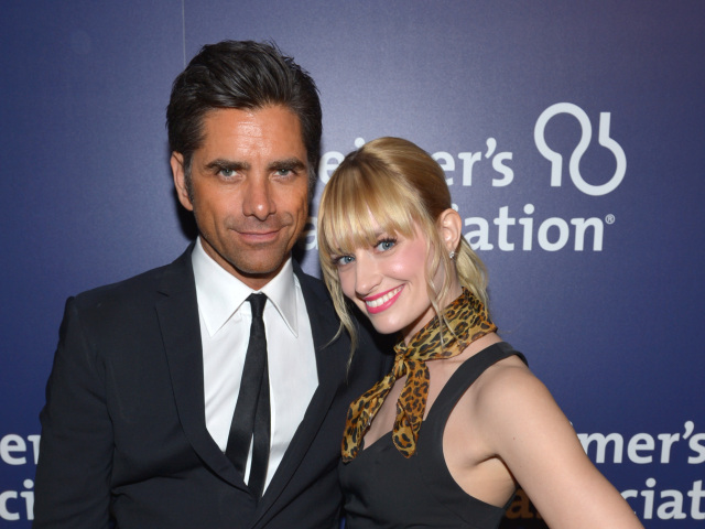 Herec John Stamos s kolegyňou Beth Behrsovou. 