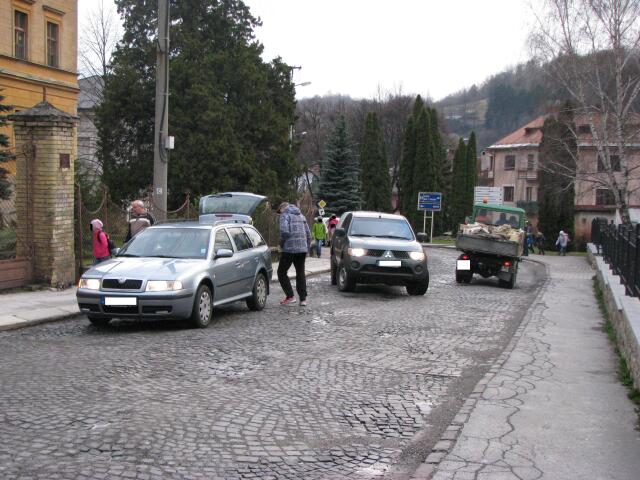 Kremnica, škola priechod pre chodcov, parkovanie, deti