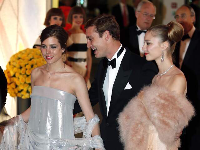Súrodenci Charlotte a Pierre Casiraghi (vľavo a v strede) v spoločnosti Pierrovej priateľky Beatrice Borromeo.