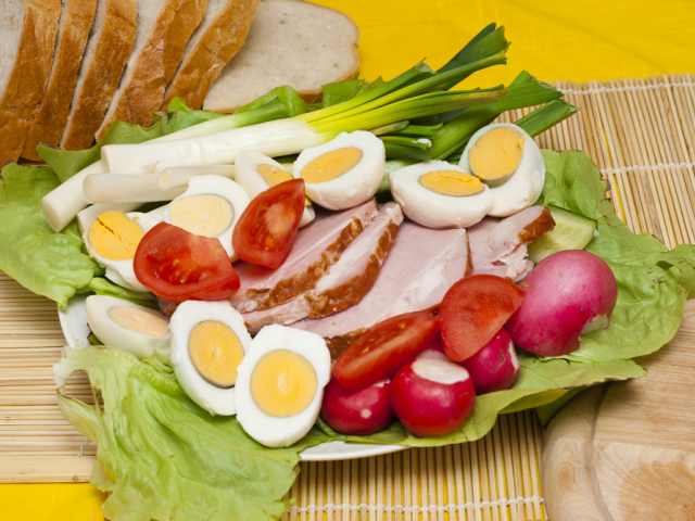 Údeniny a vajíčka vo veľkonočnom menu nechýbajú v takmer žiadnej slovenskej domácnosti. Mala by ich však dopĺňať zelenina. 