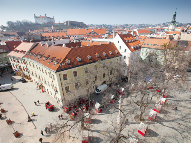 Bratislava, turisti, stare mesto, Bratislavsky hrad