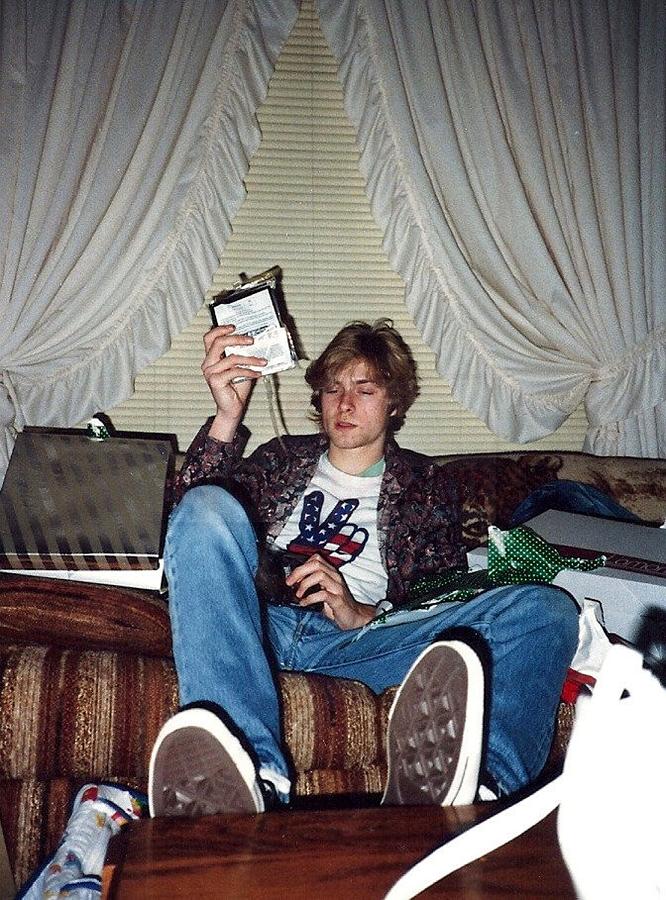 ,,Niekoľko mesiacov som mame každý večer plakal do telefónu a snažil som sa ju prehovoriť, aby mi dovolila sa k nej vrátiť,“ spomína v knihe Nirvana: Come as You Are.