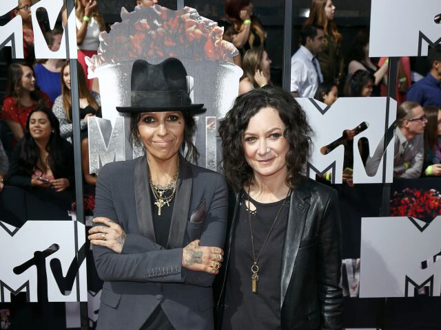 Speváčka Linda Perry (vľavo) a jej manželka - herečka Sara Gilbert.