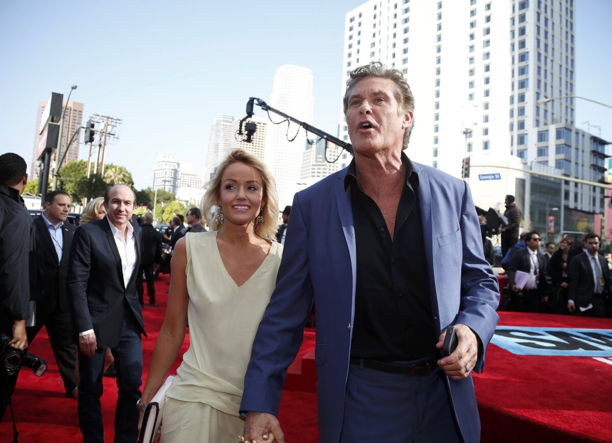 Herec David Hasselhoff a jeho priateľka Hayley Roberts.