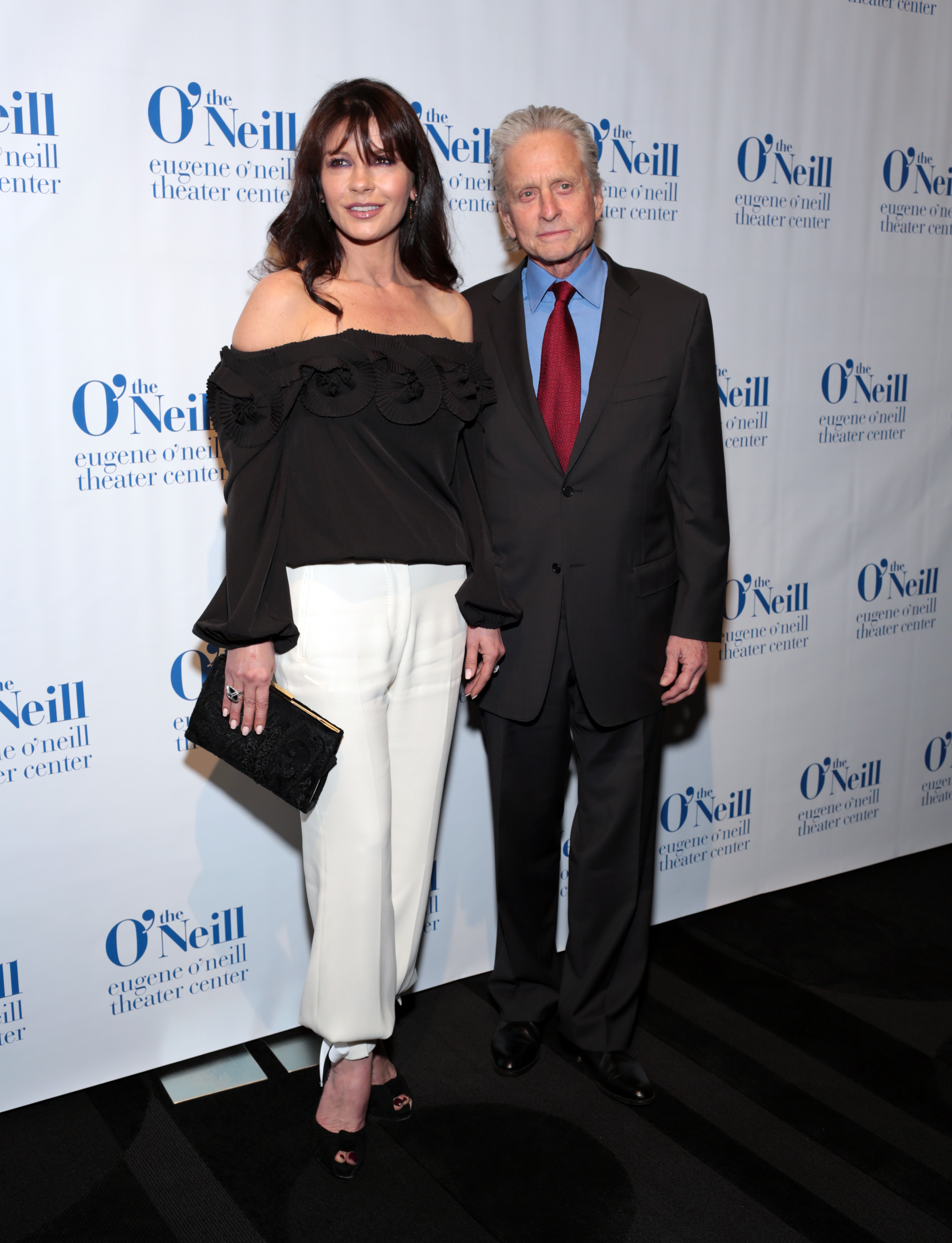 Herečka Catherine Zeta-Jones a jej manžel - herec Michael Douglas na vyhlásení 2014 Monte Cristo Award na počesť Meryl Streepovej.