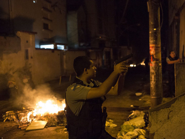 Brazília, Rio de Janeiro, policajt, zbraň, pištoľ