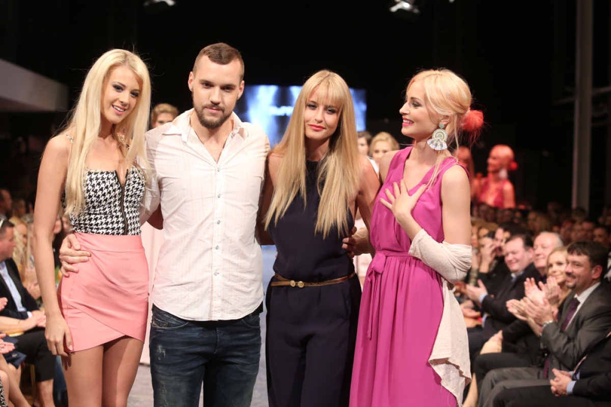 Módna prehliadka značky NuPPL, za ktorou stojí kvarteto - zľava: Mária Zelinová, Michal Sabo, Romana Škamlová a Mária Čírová.