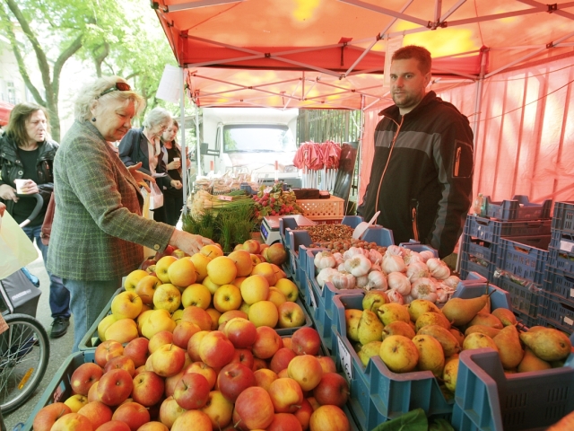 trh, ovocie, hrušky, cesnak,
