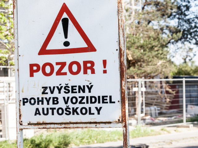 autoškola, značka, pozor