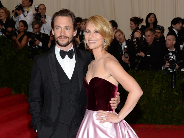 Claire Danes (v róbe Oscar de la Renta) a jej manžel Hugh Dancy.