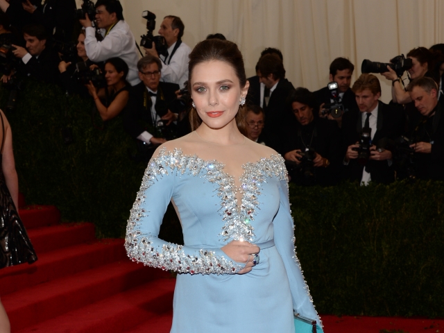 Elizabeth Olsen sa ako tvár značky Miu Miu objavila v jej šatách. 