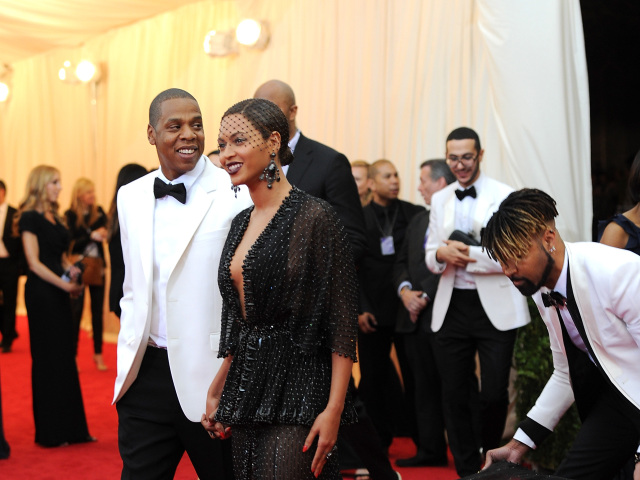 Manželský pár Jay Z a Beyonce (speváčka v róbe Givenchy Couture).