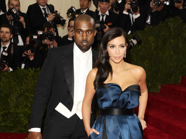 Raper Kanye West a jeho snúbenica Kim Kardashian (v kreácii Lanvin).