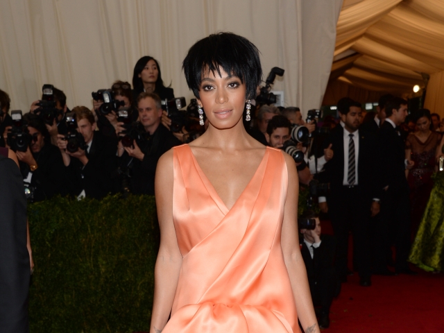 Solange Knowles si obliekla kreáciu z dielne 3.1 Phillip Lim. 