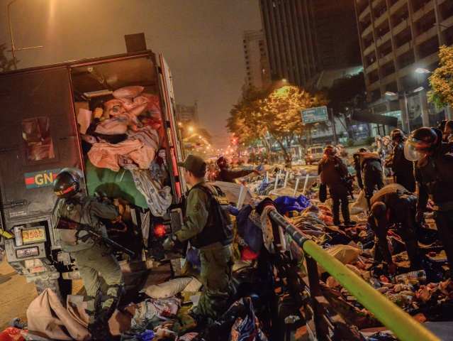 Venezuela, demonštrácie, vojaci, policajti