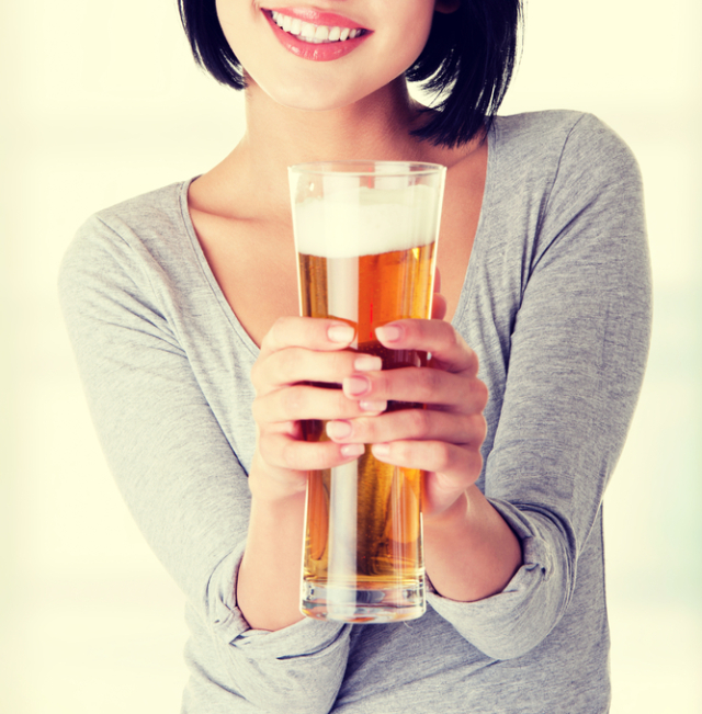 žena s pivom, pivo, krígel