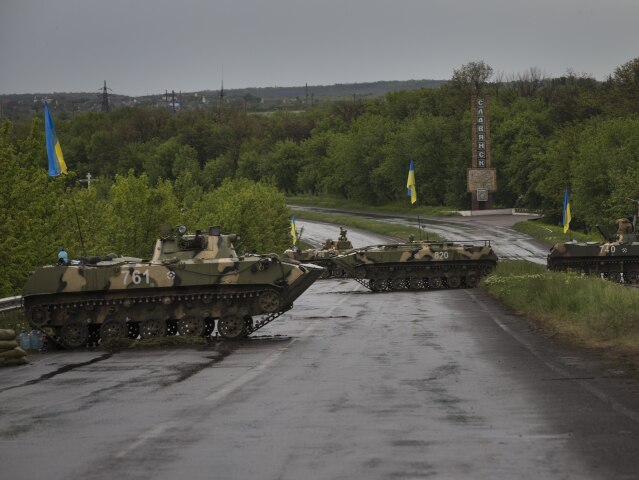 Ukrajina, Kramatosrk, tanky, ukrajinské vlajky