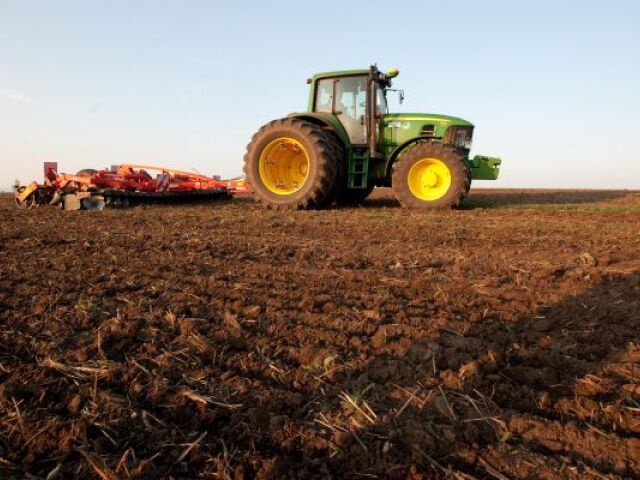 pôda, traktor