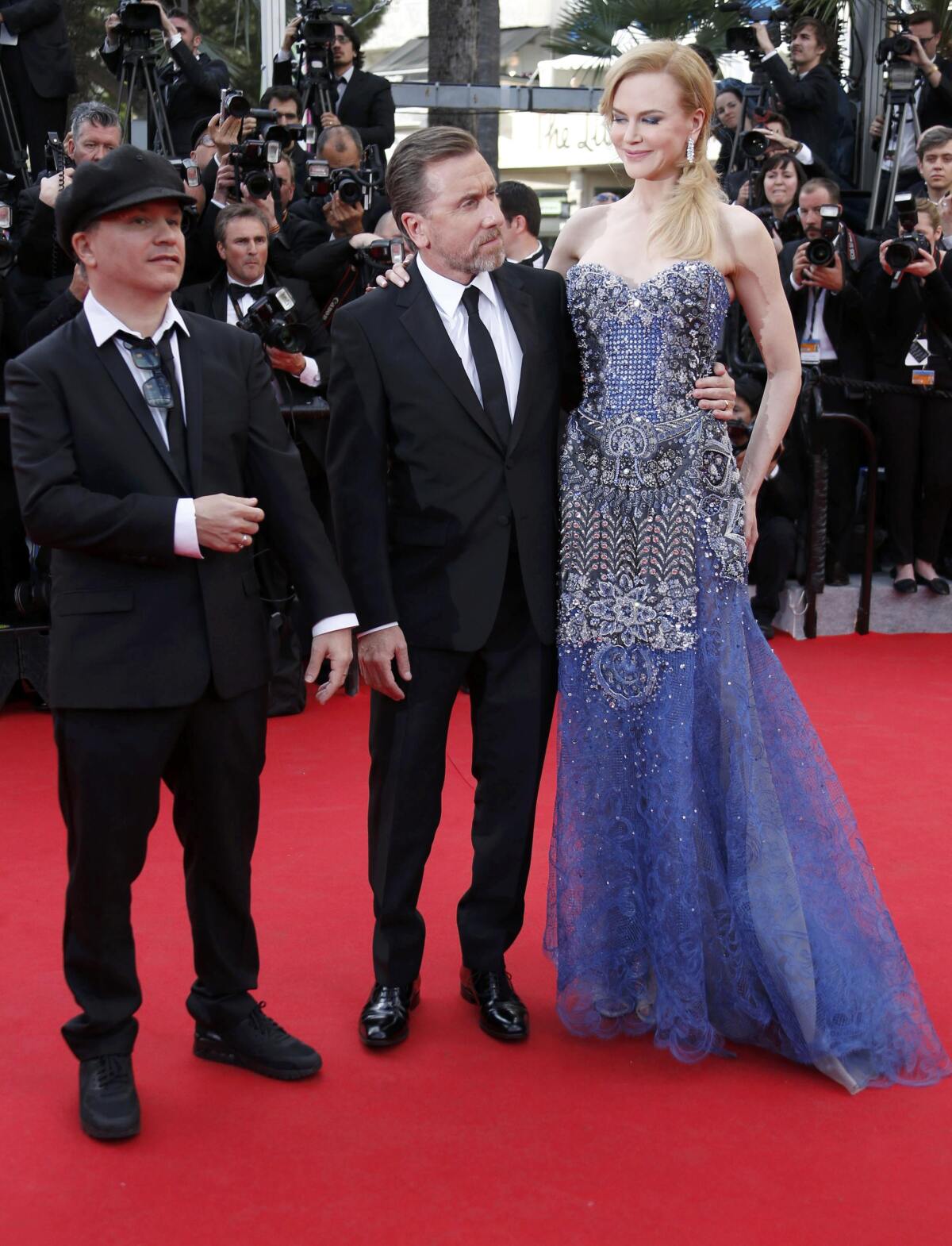 Olivier Dahan (vľavo) pózuje s hviezdami svojho filmu Grace of Monaco - herečkou Nicole Kidman a hercom Timom Rothom.