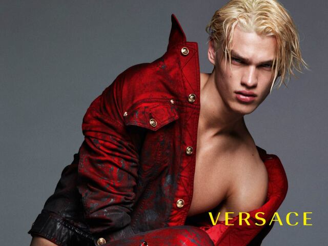 Slovenský model Filip Hrivnák v kampani značky Versace.