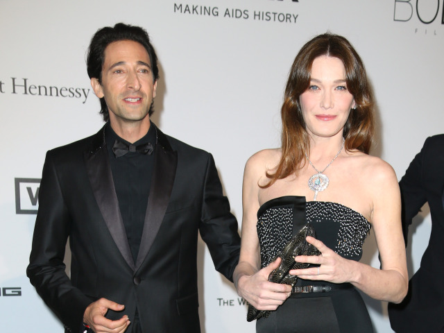 Adrien Brody a speváčka  abývalá prvá dáma Francúzska Carla Bruni Sarkozy.