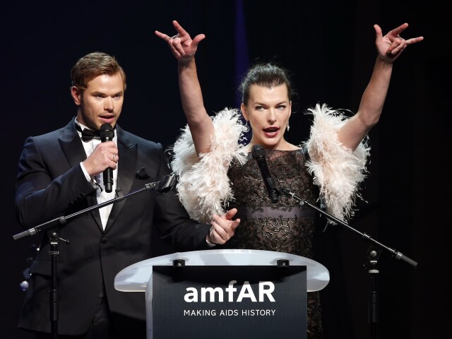 Herec Kellan Lutz a Milla Jovovich tiež dražili.