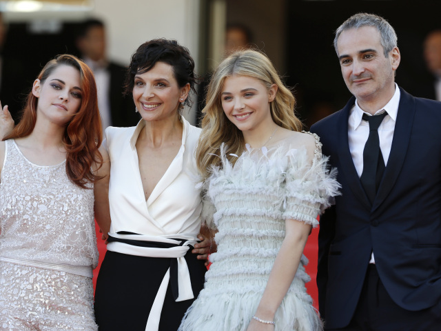 Kristen Stewart, Juliette Binoche,  Chloe Grace Moretz a režisér Olivier Assayas