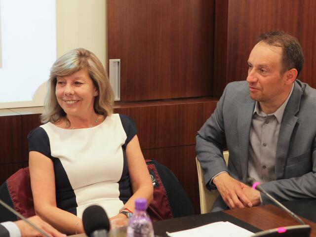 Riaditeľka Slovak Press Photo Jana Garvoldtová s tohtoročným predsedom poroty Paulom Martinkom. Paul Martinka