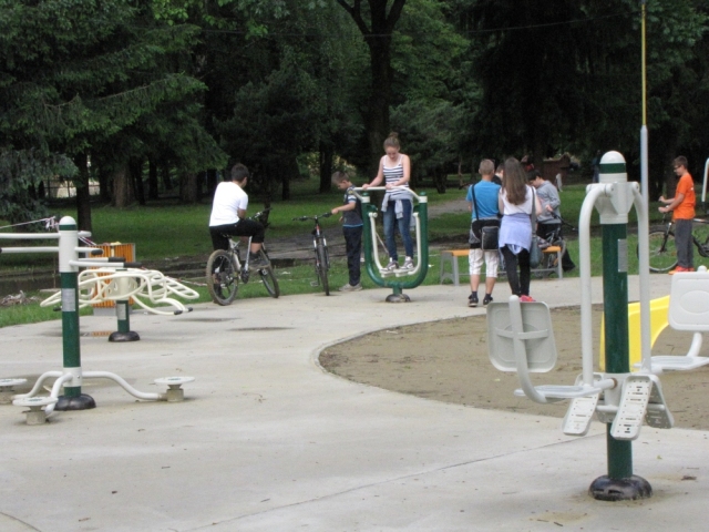 posilňovňa, detské ihrisko, hnúšť, park