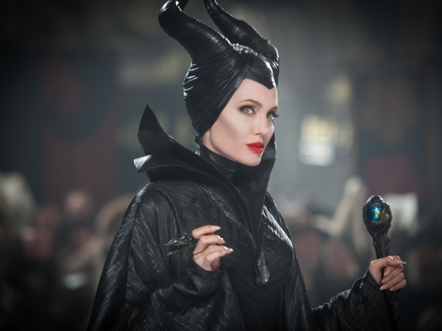 Herečka Angelina Jolie v titulnej úlohe vo filme Vládkyňa zla.