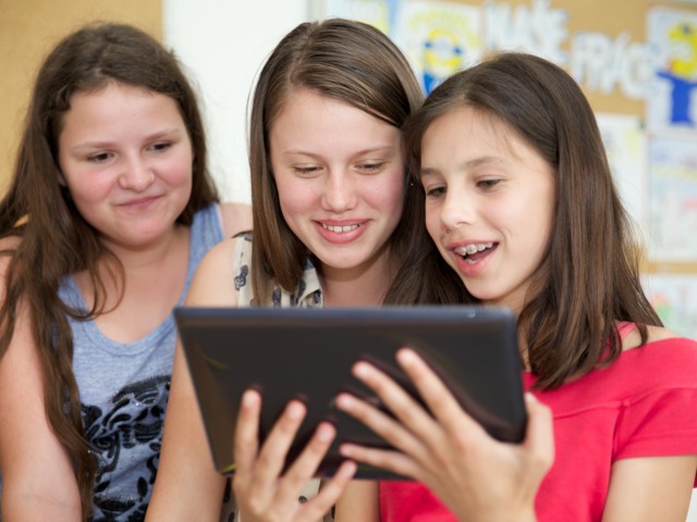tablet, tablety, žiaci, deti, technika, internet, moderná doba