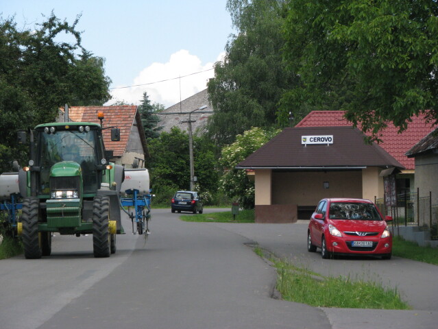 Cerovo, traktor, auto, dedina,