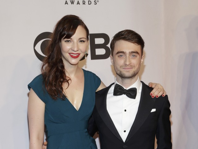 Herec Daniel Radcliffe prišiel s priateľkou Erin Darke.