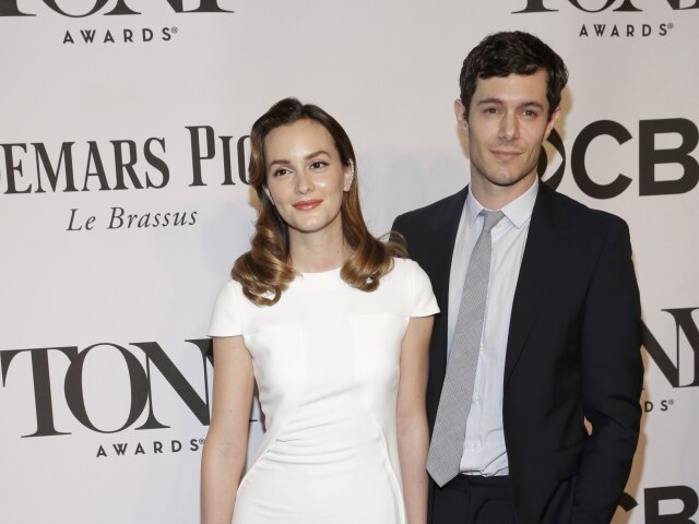 Herečka Leighton Meester (v šatách Antonio Berardi) a jej manžel Adam Brody.