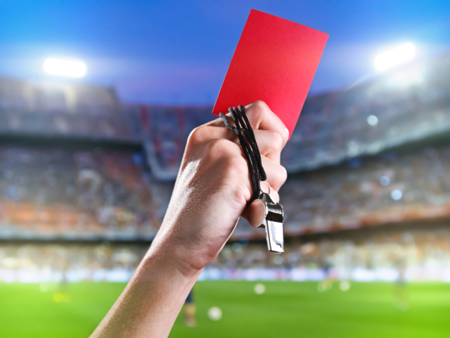 futbal, rozhodca, červená karta, píšťalka