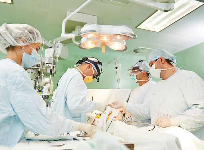 lekári, kĺb, transplantácia, operácia,
