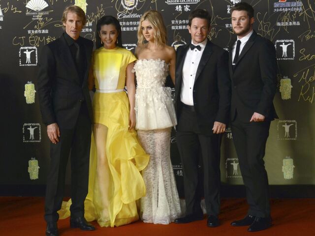Zľava: režisér Michael Bay a herci z filmu Transformers: Zánik: Li Bingbing, Nicola Peltz, Mark Wahlberg a Jack Reynor.