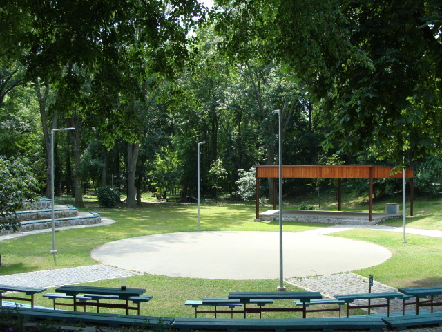 kamenný mlyn, trnava, amfiteáter, chránené územie, park, lavička