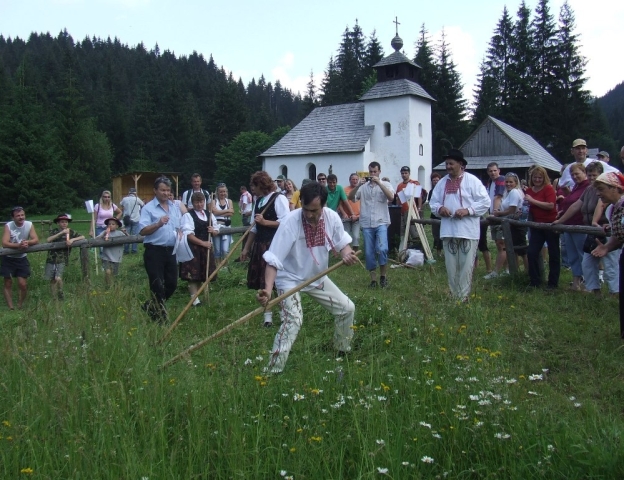skanzen vo vychylovke, kosenie trávy, kosci